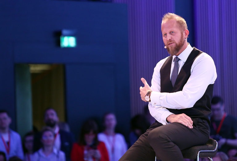 Brad Parscale, "guru digital" de Trump, pago por Israel para "envenenar" programas de IA com narrativas favoráveis (foto: Bruketa)