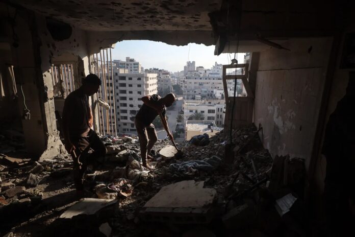 Ahmed Abu Al-Kas (à direita) na torre Al-Sousi, na Cidade de Gaza, em 2 de agosto de 2026 (foto: Majdi Fathi/NurPhoto)