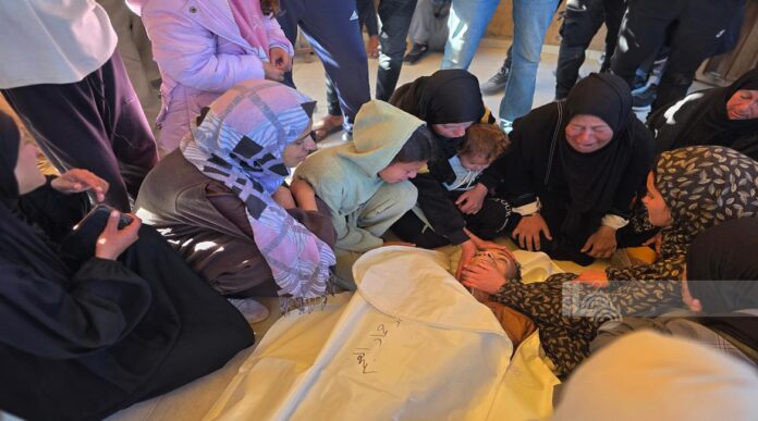 Família chora pela morte de familiar assassinado por Israel, quando número oficial de mortes em Gaza chega a 73.387 (foto: agência WAFA)