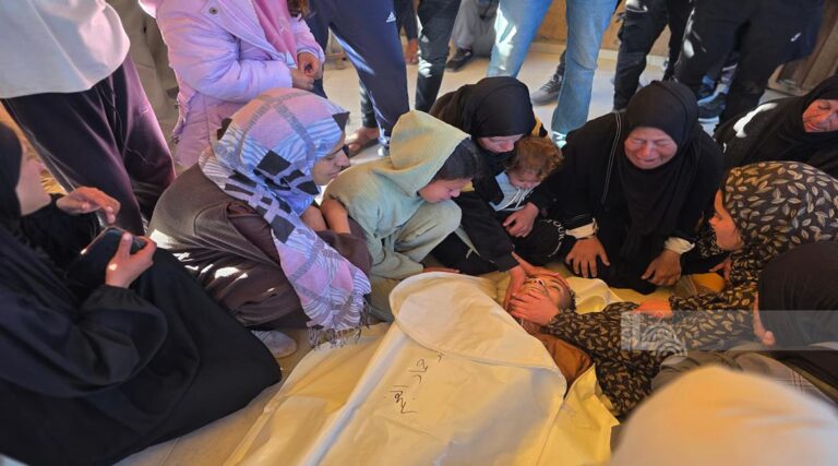 Família chora pela morte de familiar assassinado por Israel, quando número oficial de mortes em Gaza chega a 73.387 (foto: WAFA)