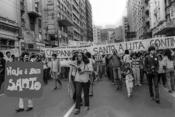 Rosa Gauditano em plena atividade (no centro da imagem), quando acompanhava marcha de protesto realizada para relembrar um ano da morte do líder operário Santo Dias, assassinado por um soldado da PM durante a greve da fábrica Sylvania (foto: Jesus Carlos/Imagens)