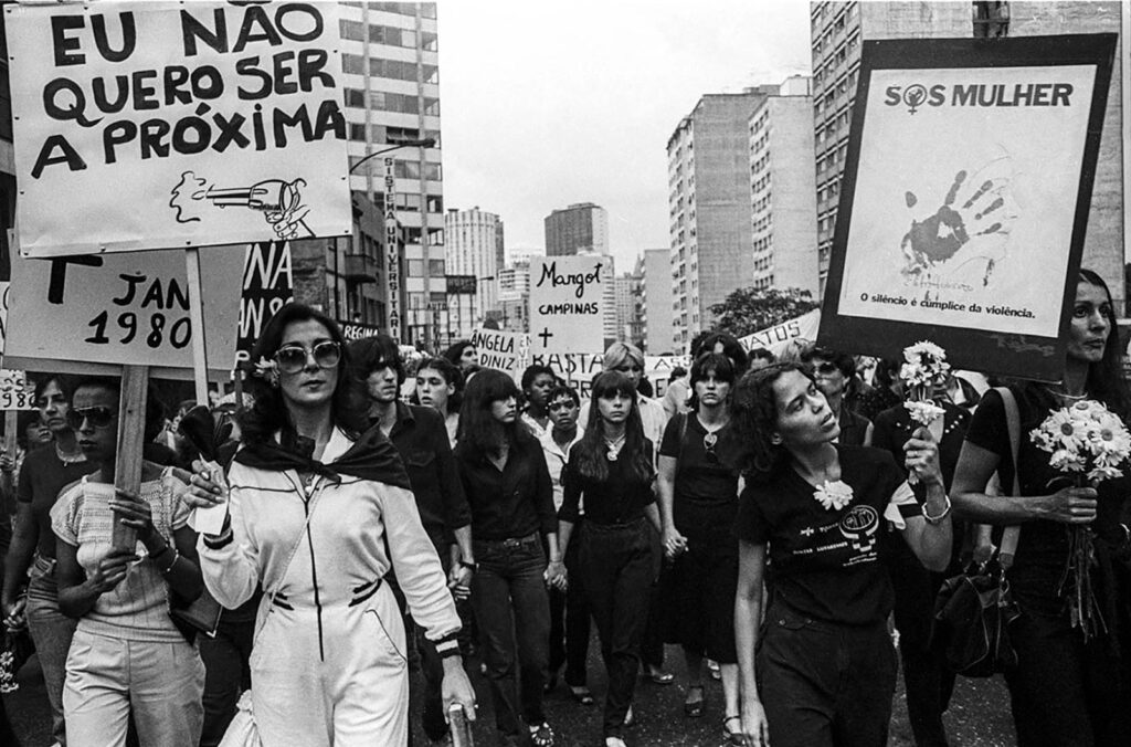 Passeata em repúdio ao assassinato da cantora Eliane de Grammont, em 1981 (acervo pessoal, disponível no site do Instituto Moreira Sales)