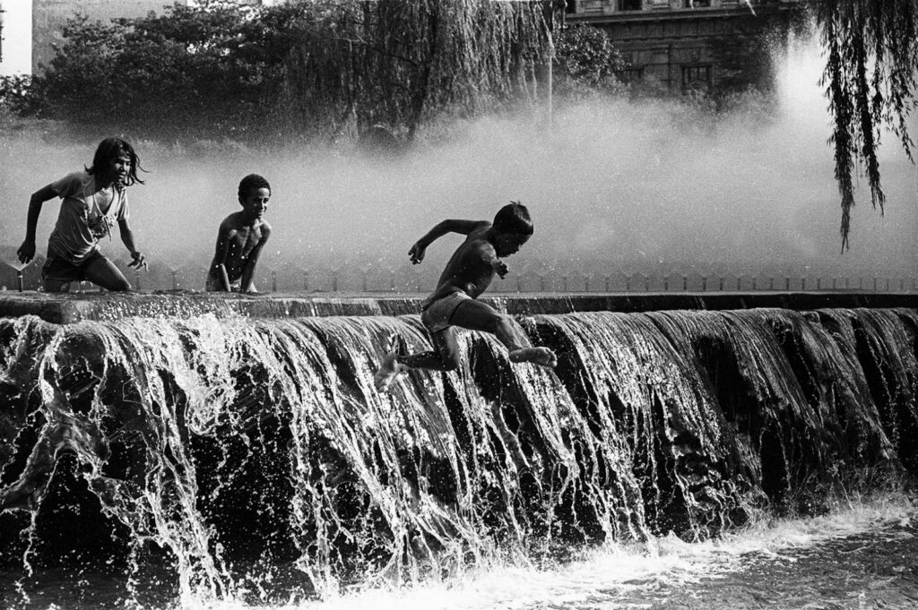 Menores abandonados brincam na Praça da Sé, na capital paulista, em 1984 (acervo pessoal, disponível no site do Instituto Moreira Sales)