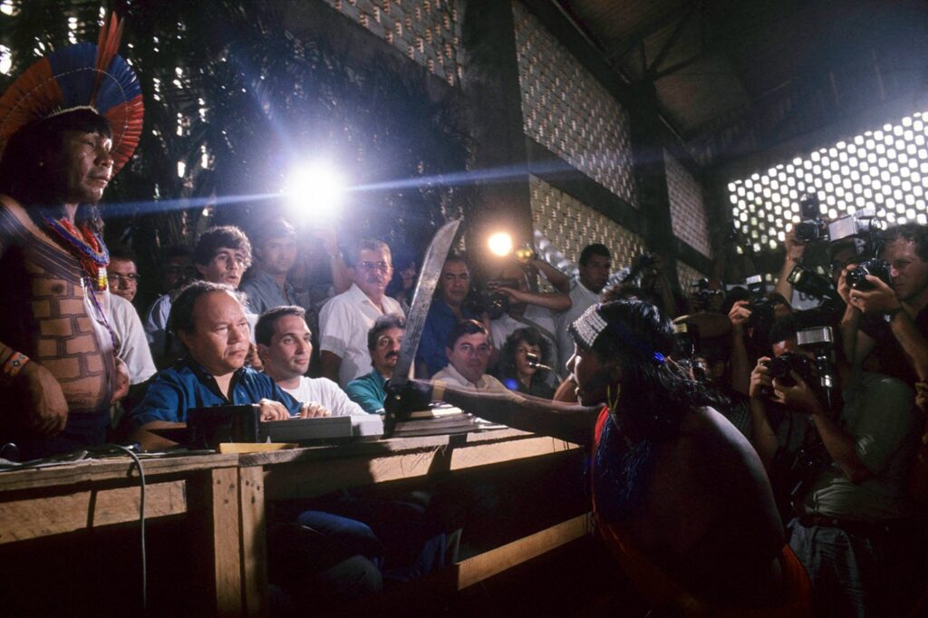 Registro histórico: no Encontro de Altamira, Tuyra Kaiapó protesta contra a construção da hidrelétrica de Belo Monte (acervo pessoal, disponível no site do Instituto Moreira Sales)