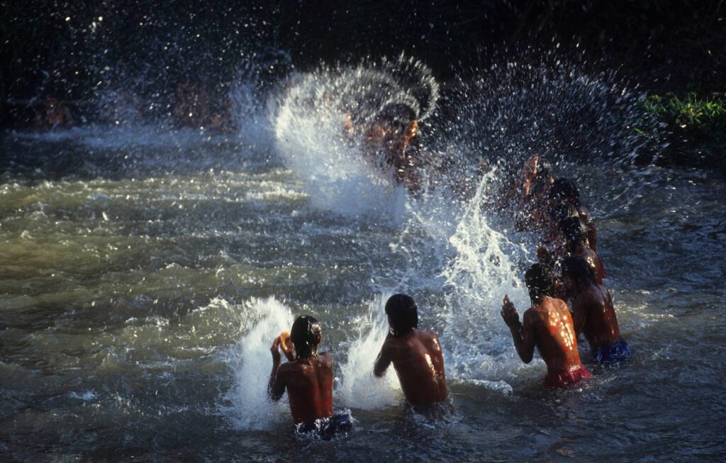 Na TI Pimentel Barbosa, crianças xavantes participam de cerimônia de purificação na água, em 1996 (acervo pessoal, disponível no site do Instituto Moreira Sales)