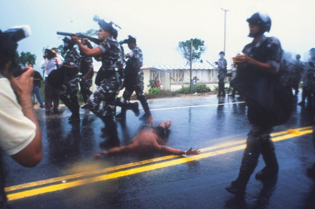 O terena Gildo Jorge tenta barrar a brutal repressão do governo FHC à Marcha do Descobrimento, na Bahia, em 2000 (acervo pessoal, disponível no site do Instituto Moreira Sales)