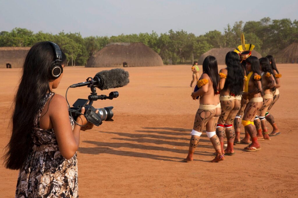 Videomaker feminina grava ritual feminino Yamaricumã, do povo Waurá, no Xingu, em 2015 (acervo pessoal, disponível no site do Instituto Moreira Sales)