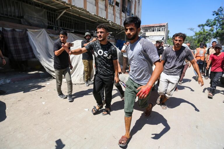 Palestinos carregam corpo de pessoa morta em ataque aéreo israelense em 19 de agosto de 2026 (foto: Ahmad Hasaballah/Getty Images)
