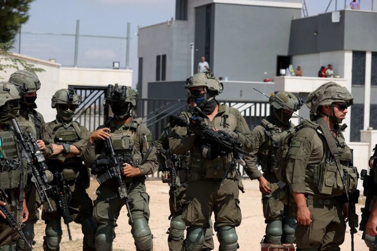 Soldados israelenses sitiam três famílias palestinas em suas casas na vila de Qusra, na região de Nablus, no dia 14 de agosto (foto: Issam Rimawi/Anadolu)