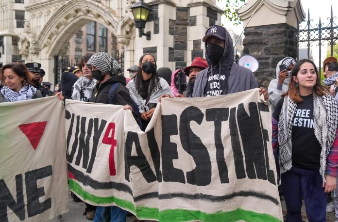 Manifestantes pró-Palestina na Universidade Columbia, nos EUA, em 30 de abril de 2026 (foto: Selcuk Acar/Anadolu)