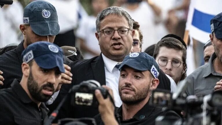 Incursão provocadora do ministro Ben-Gvir e bando de colonos na mesquita de Al-Aqsa (foto: Anadolu)