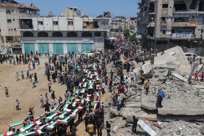 Funeral realizado na Cidade de Gaza, em 4 de agosto, para mais de 100 membros das famílias Abu Sharia e Al-Hasayna, assassinados em 2023 (foto: Ahmad Hasaballah)