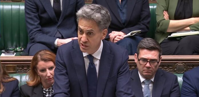 Ed Miliband, ministro do Exterior do Reino Unido, anuncia sanções contra os assentamentos ilegais de Israel na Cisjordânia (QNN/Reprodução)