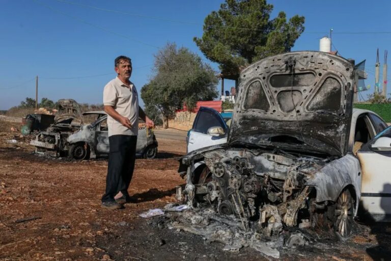 Veículos incendiados por colonos israelenses na cidade de Beita, ao sul de Nablus, na Cisjordânia ocupada (foto: Nedal Eshtayah – Anadolu)