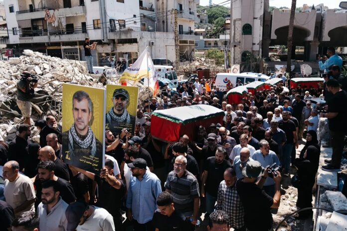 Em 8 de setembro, cortejo fúnebre de 12 membros da família Farhat, assassinados por Israel na véspera, em sua casa em Nabatieh (foto: Katrine Dige Houmøller)