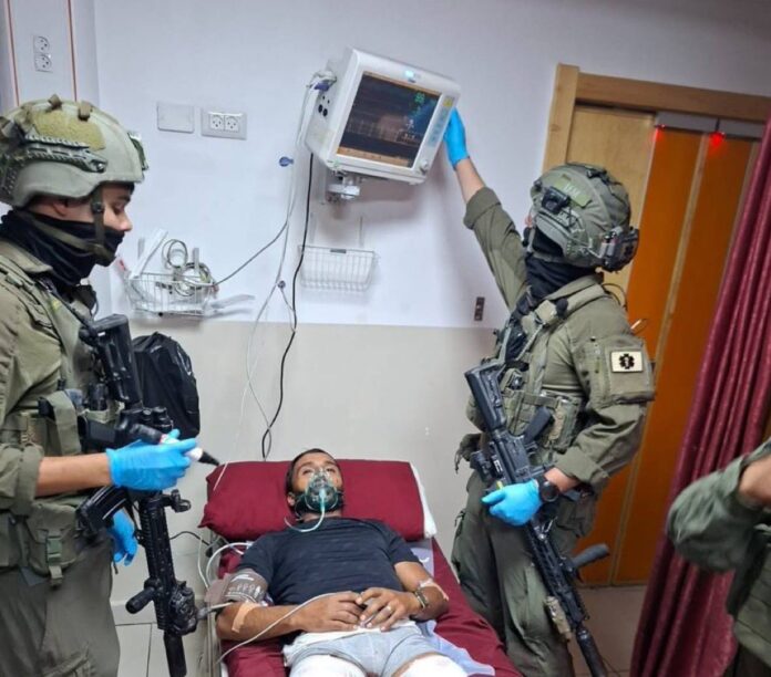 Soldados israelenses invadem hospital para prender palestino Qadri Samara, acusado de atirar em colono de assentamento ilegal (foto: Drop Site News)