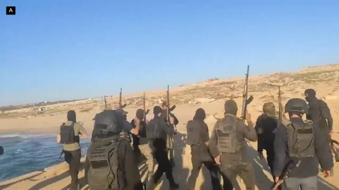 Fotograma de vídeo publicado em maio de 2026, mostrando membros armados de milícia apoiada por Israel no norte de Gaza (reprodução)
