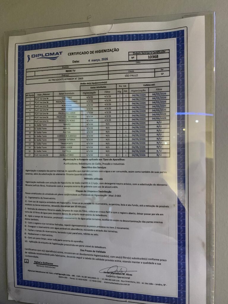 Bebedouro instalado nas dependências da Rede TV, com certificado de higienização afixado no local. Conforme indicado no documento, a validade da higienização e do filtro expirou em junho de 2026.
