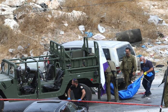Militares israelenses carregam o corpo de Hossam Abdul Walid Ali, palestino morto a tiros em Bani Naim, Hebron, em 5/10 (foto: AFP)