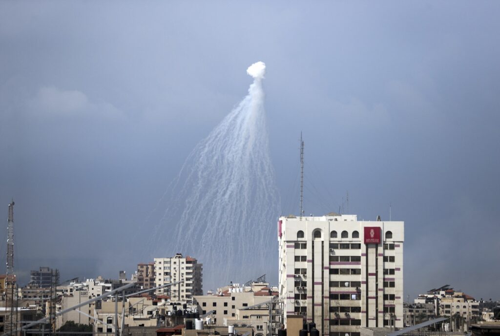 Nos ataques, Israel usa bombas de fósforo branco proibidas pela lei internacional (foto: Anadolu)