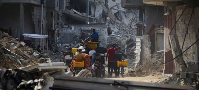 Jovens procuram água na cidade de Khan Younis, no sul da Faixa de Gaza (foto: Eyad El Baba/Unicef)