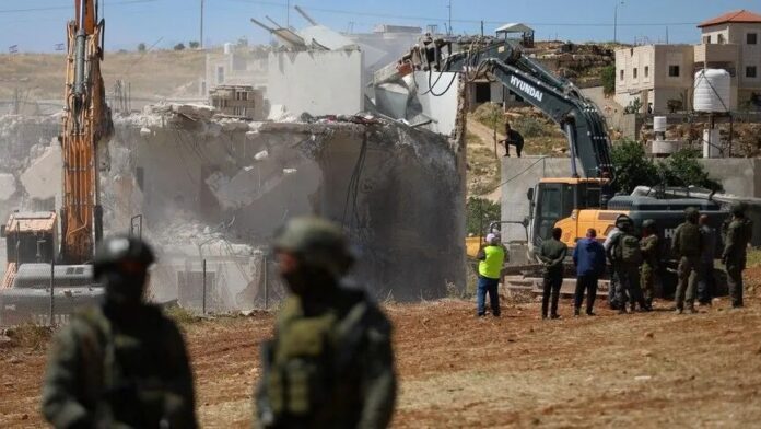 Tropas israelenses acompanham demolição de prédio residencial de palestinos em Qalandia, Jerusalém (foto: Anadolu)