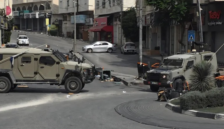 Veículos militares israelenses em Hebron (Cisjordânia), que é alvo de ações do Exército de Israel (foto: Sari Jaradat/Al Jazeera)